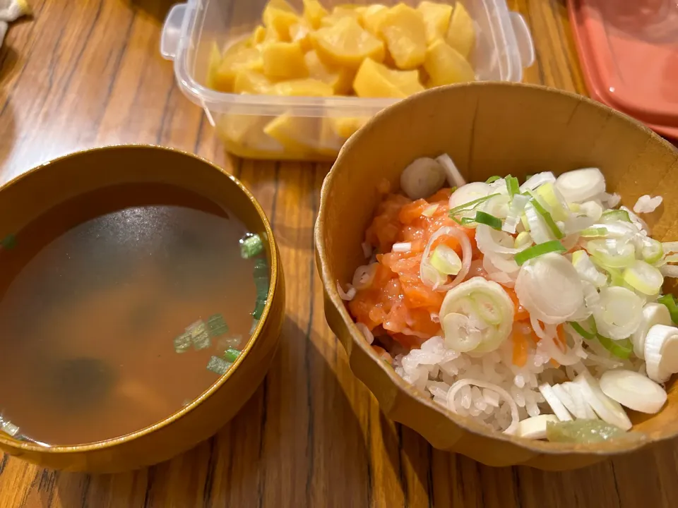 Snapdishの料理写真:コープのサーモンいくら丼、あさげ、たくあん|marronさん