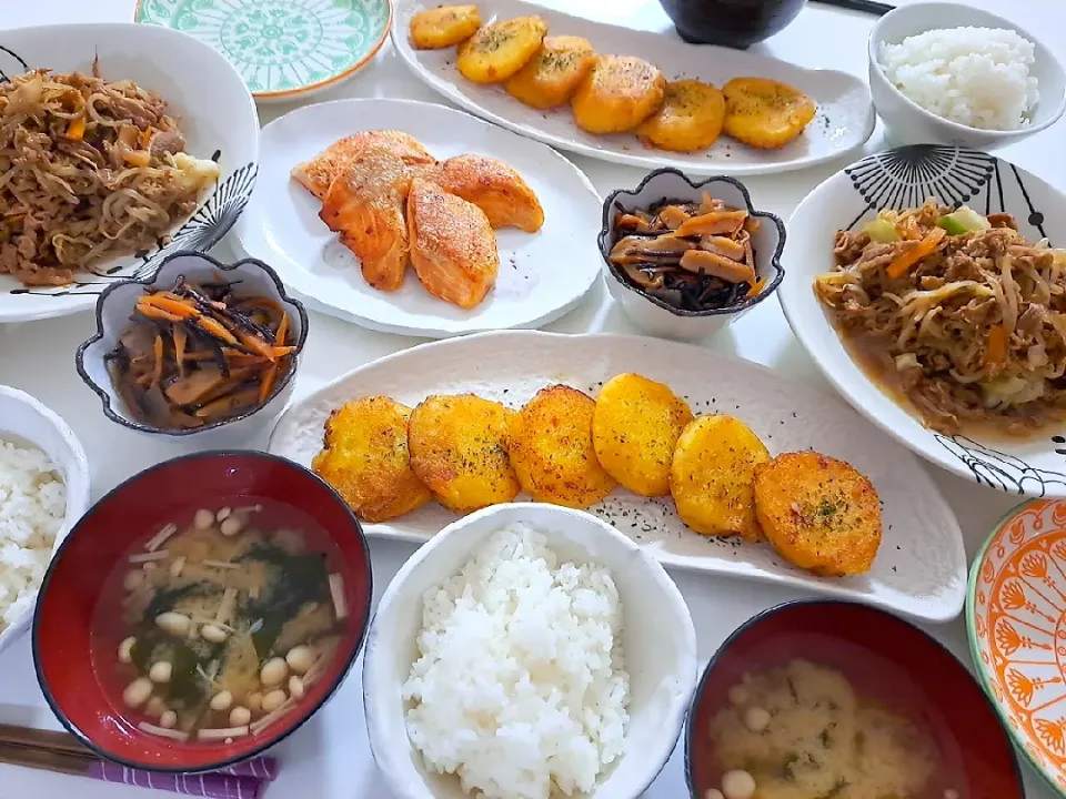 Snapdishの料理写真:夕食(*^^*)
牛肉と野菜炒め
ハラス焼き
じゃがいもベーコンチーズ焼き
ひじき煮
お味噌汁(えのき、ワカメ)|プリン☆さん