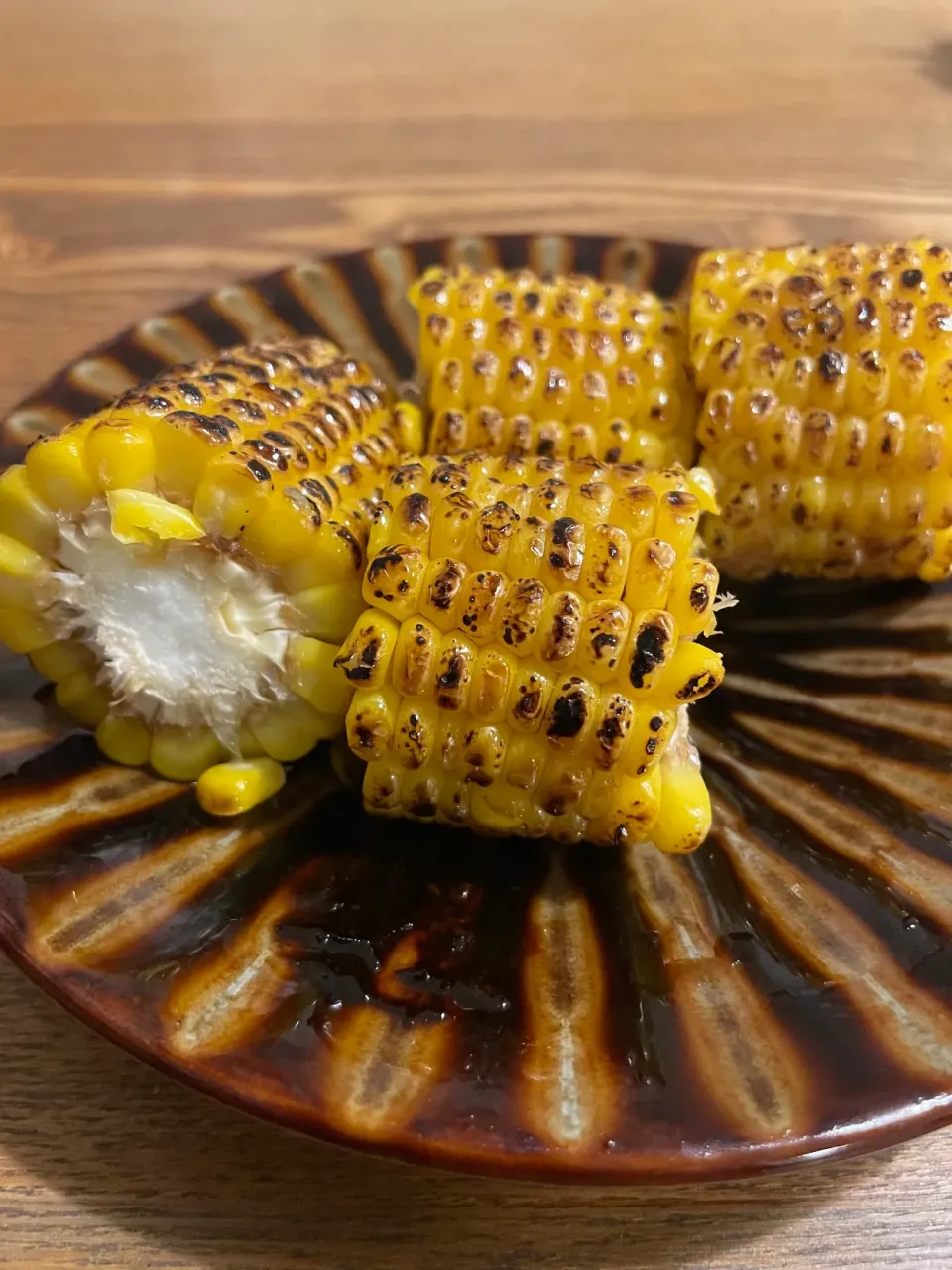 Snapdishの料理写真:バーナーで焼きとうもろこし|いがをさん