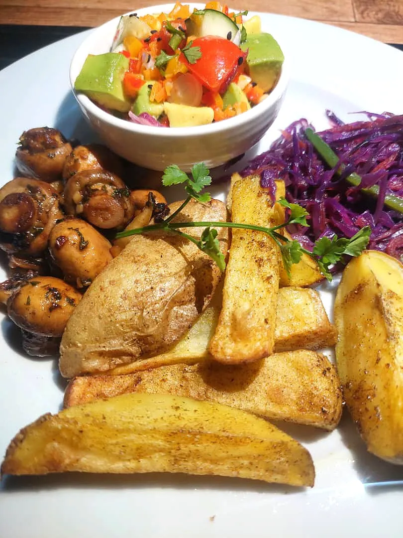 baked potatoes ,garlic mushrooms, purple cabbage stir fry and avocado salsa with a citrus dressing|Busisiwe Malunduさん