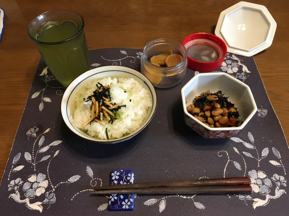 Snapdishの料理写真:永谷園のお茶漬け、煮豆、沢庵、冷たい水出し緑茶(朝ご飯)|enarinさん