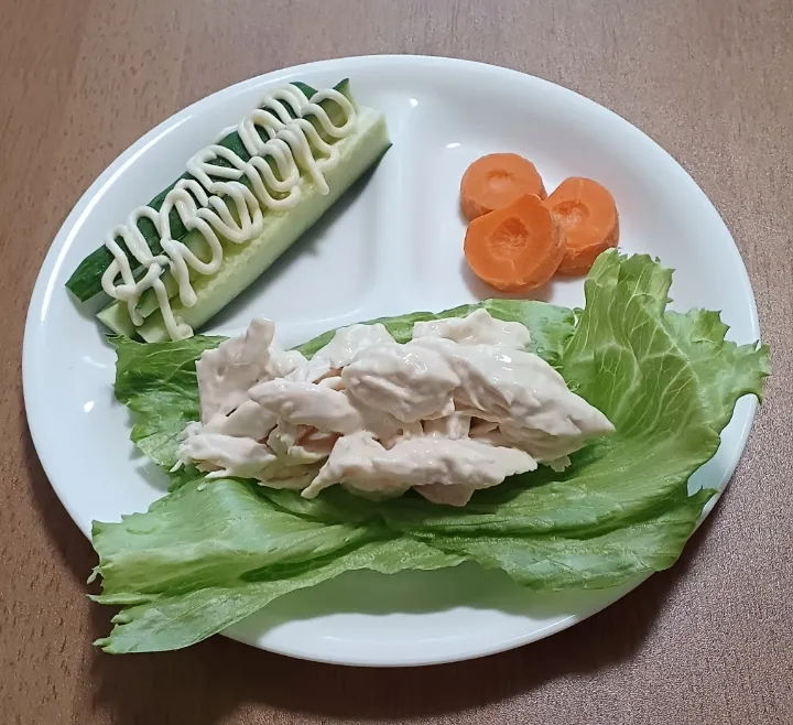 ササミのわさびマヨネーズ和え
きゅうりスティック
にんじん、レタス
ご飯🍚|ナナさん