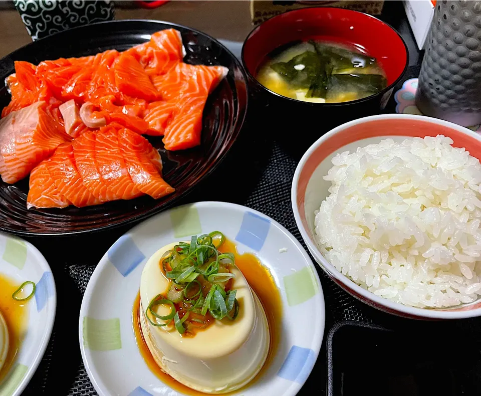 Snapdishの料理写真:[サーモンのお刺身]と[豆腐とわかめのお味噌汁]と[冷奴]|陽 香さん