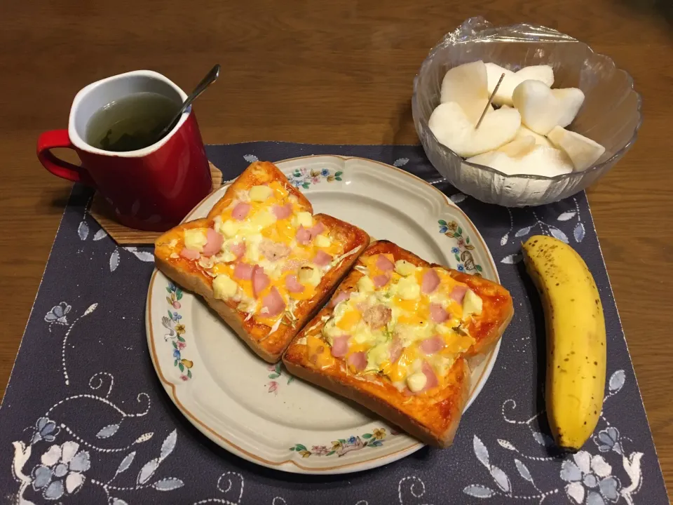 ガーリックピザトースト、冷やしたバナナと梨(昼飯)|enarinさん