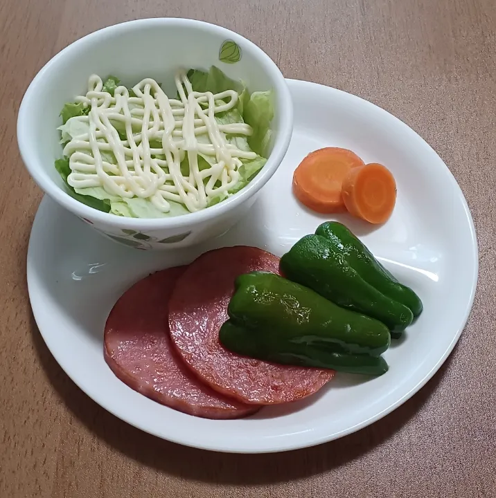 ハムステーキ
ピーマン
にんじん
レタスサラダ
ご飯🍚|ナナさん