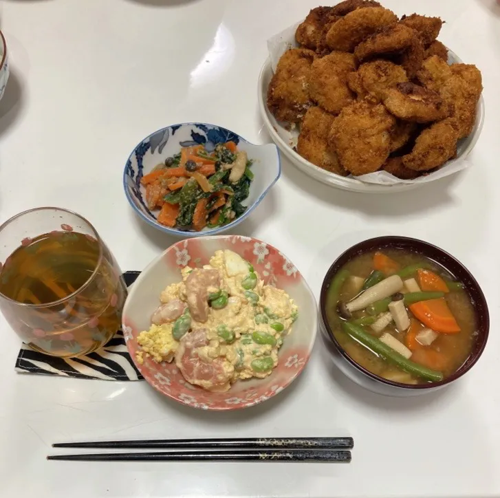 Snapdishの料理写真:晩御飯☆梅しそチキン☆ピンクサラダ（枝豆・卵・むき海老をマヨネーズとケチャップで）☆胡麻和え（ほうれん草・人参・しめじ）☆みそ汁（高野豆腐・人参・しめじ・いんげん）|Saharaさん