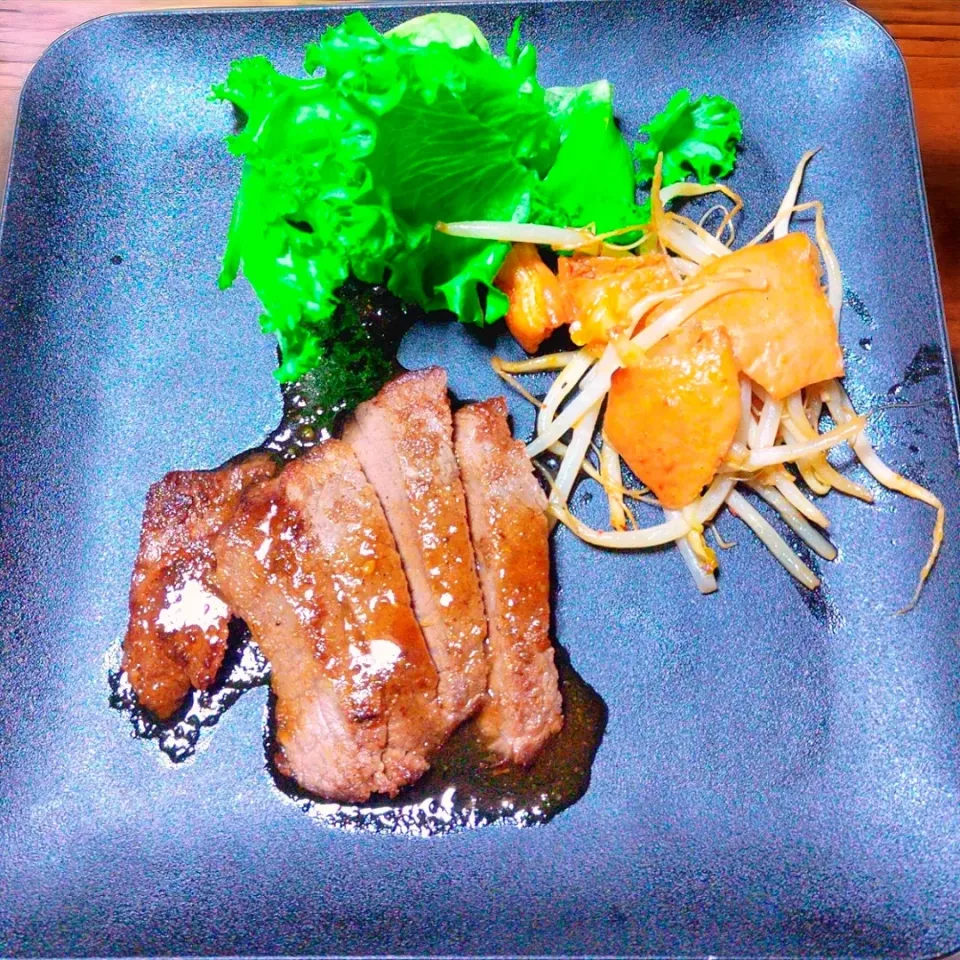 oneプレート　
娘用の夕食メニュー

ステーキ　お手製のソース
ホルモン炒め|ごますりさん