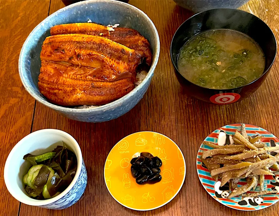 Snapdishの料理写真:晩ごはん♯鰻丼♯わかめと胡瓜の酢の物|小松菜さん