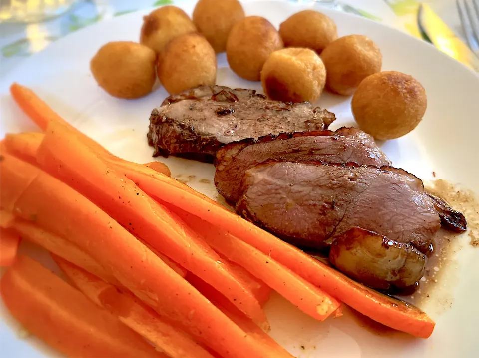 Seared Duck Breast with basalmic vinegar, garlic and rosemary sauce with a side of pomme dauphines and roasted carrots|Laki Maikaʻiさん