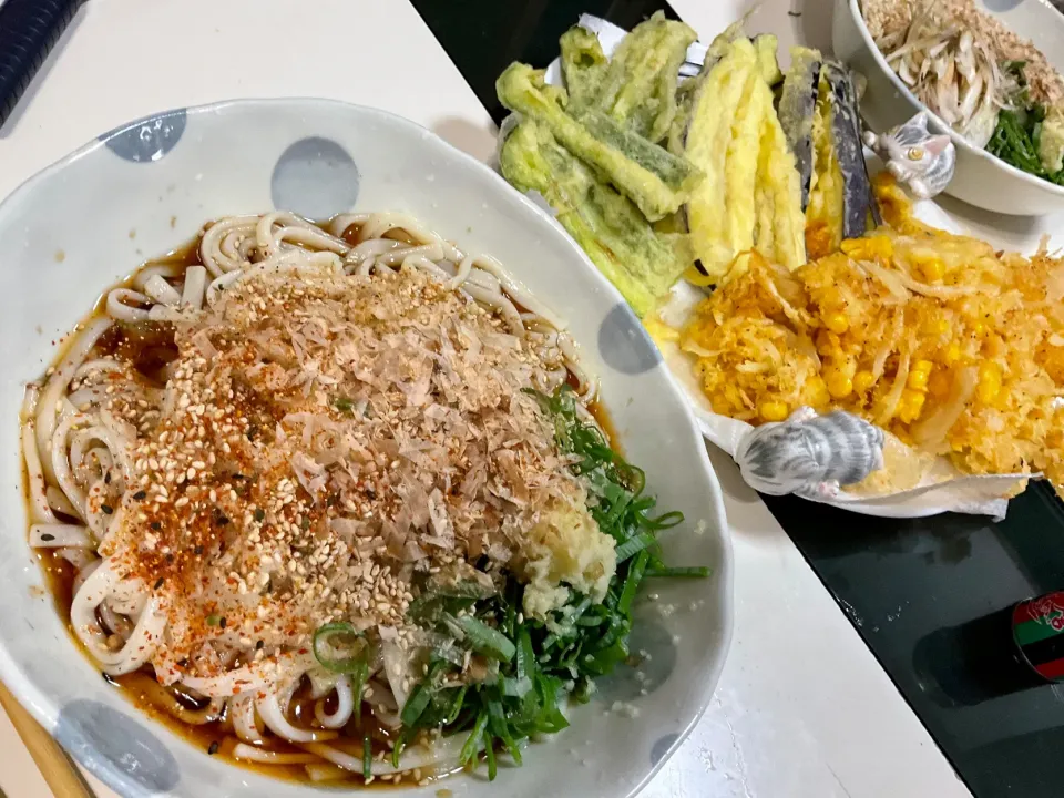 冷やし天ぷら讃岐うどん　コーンと小海老と玉ねぎのかき揚げ　茄子とピーマンの天ぷらで。|Takeshi  Nagakiさん