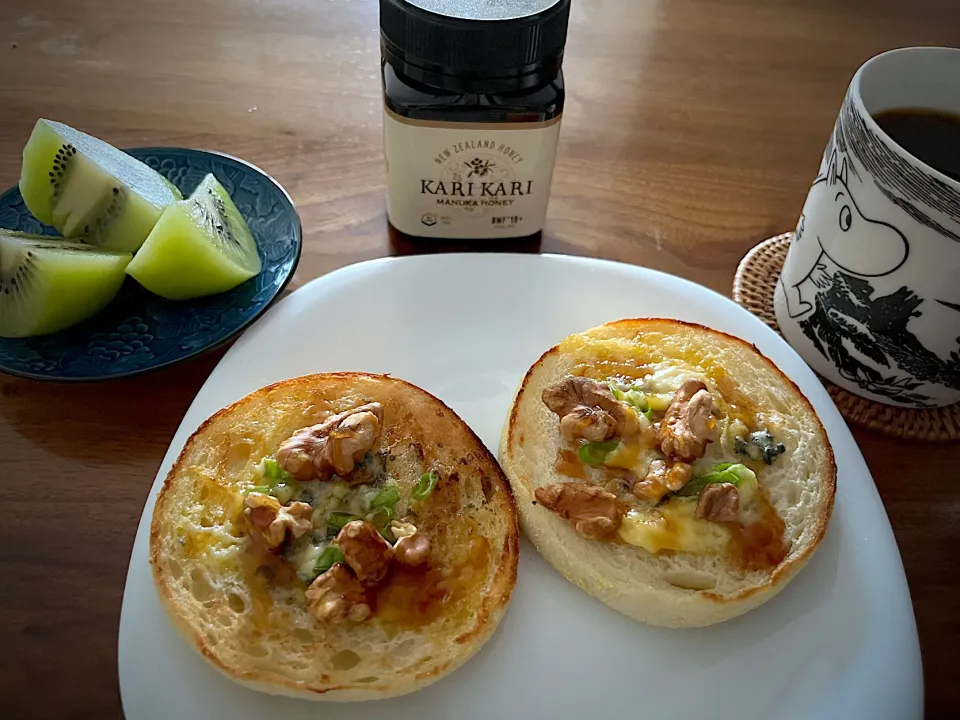 ネギとブルーチーズと胡桃のマフィン　マヌカハニーがけ　Leek, Blue Cheese & Walnut Muffins w/ Manuka Honey|アッコちゃん✨さん