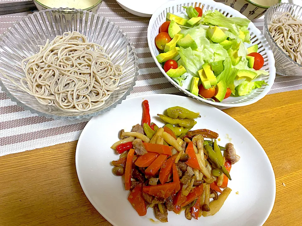 だいすき妻有そば、シシトウと牛肉の醤油麹炒め🐄、サラダ🥗|1614さん