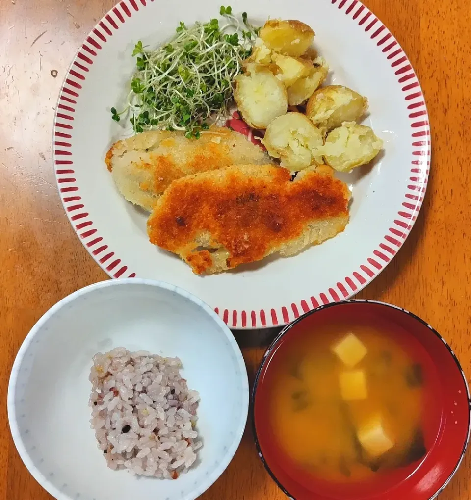 2023 0729　サーモンカツレツ　じゃがバター　豆腐とわかめのお味噌汁|いもこ。さん