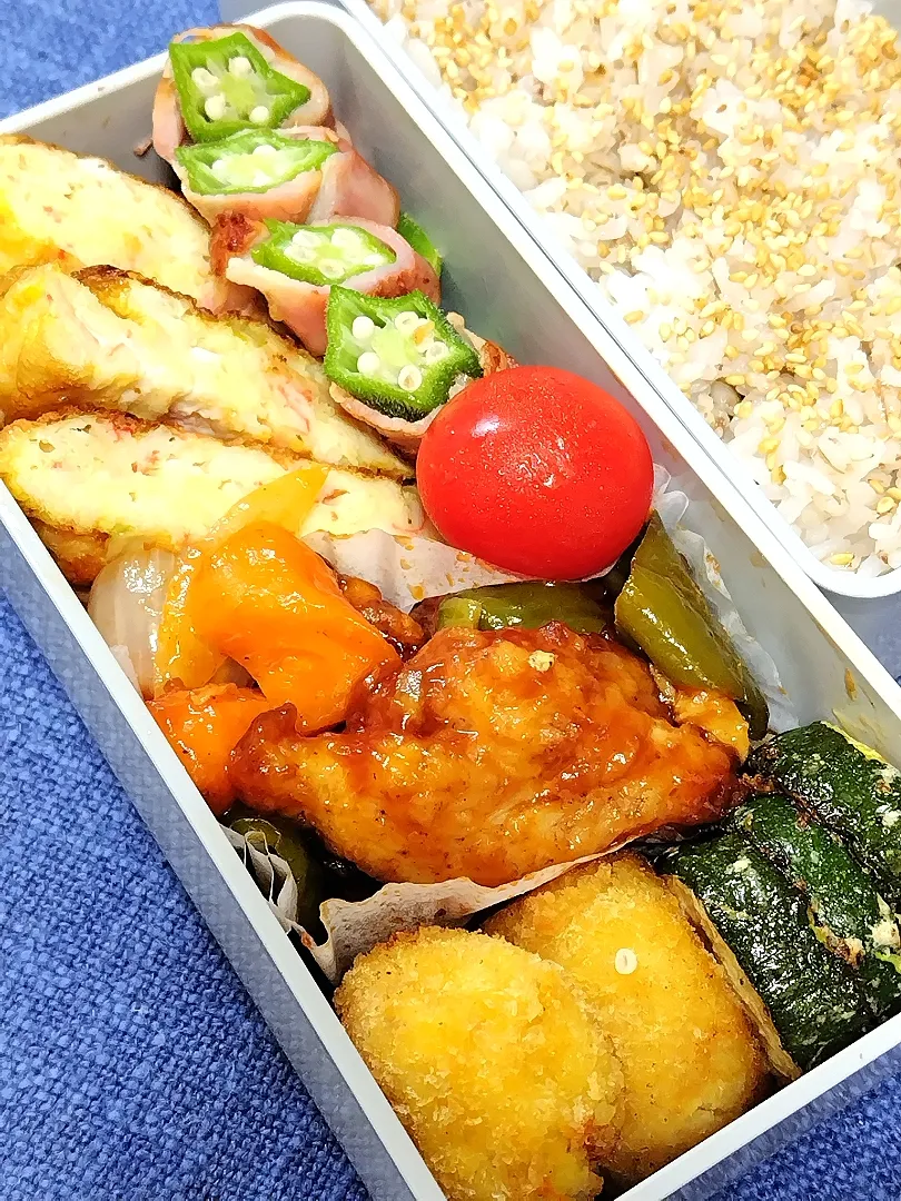 今日のお弁当
  酢鶏、かに玉、塩肉じゃがコロッケ、
  オクラベーコン巻き、ズッキーニソテー|めしだママさん