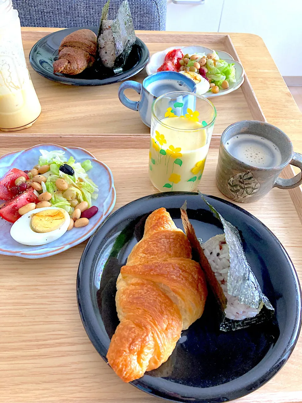 戴き物❤️三日月のクロワッサン🥐メープルとよもぎ、昆布と梅干しの海苔おにぎり、お豆のサラダ、たんぽぽコーヒー、パイナップルと小松菜と甘酒のスムージー|さくたえさん