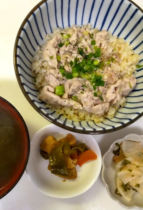 '23．8/18
ねぎ塩豚丼😋|たえさん