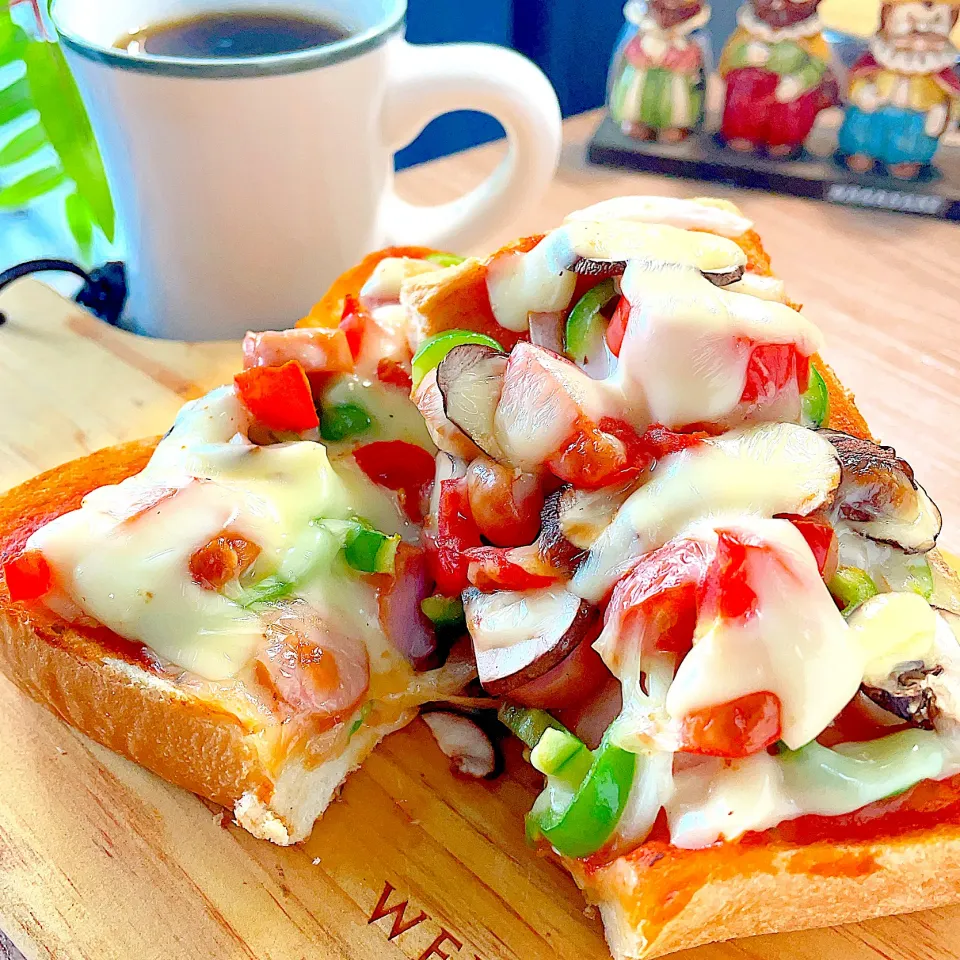 昼は簡単だけど とろ〜りチーズのうまうまピザトースト🍕☕️|S の食卓2さん