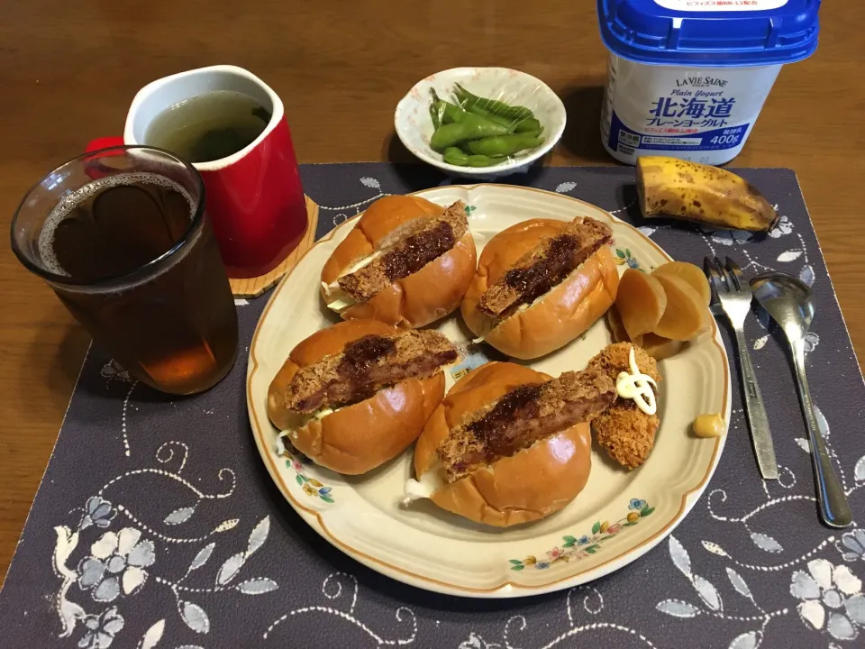 メンチカツロールサンド、カキフライ、枝豆、沢庵、スープ、ヨーグルト、バナナ(昼飯)|enarinさん