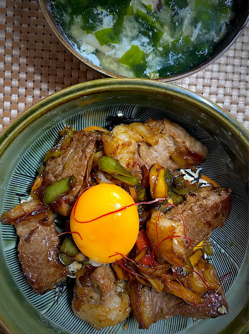 牛ステーキ🥩丼|すくらんぶるえっぐさん