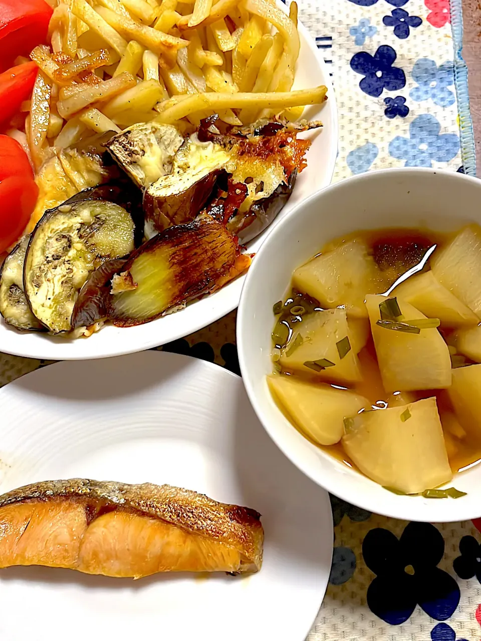 塩鮭　大根の煮物　茄子🍆のチーズ🧀焼き　ポテト🍟　トマト🍅|4jinoanataさん