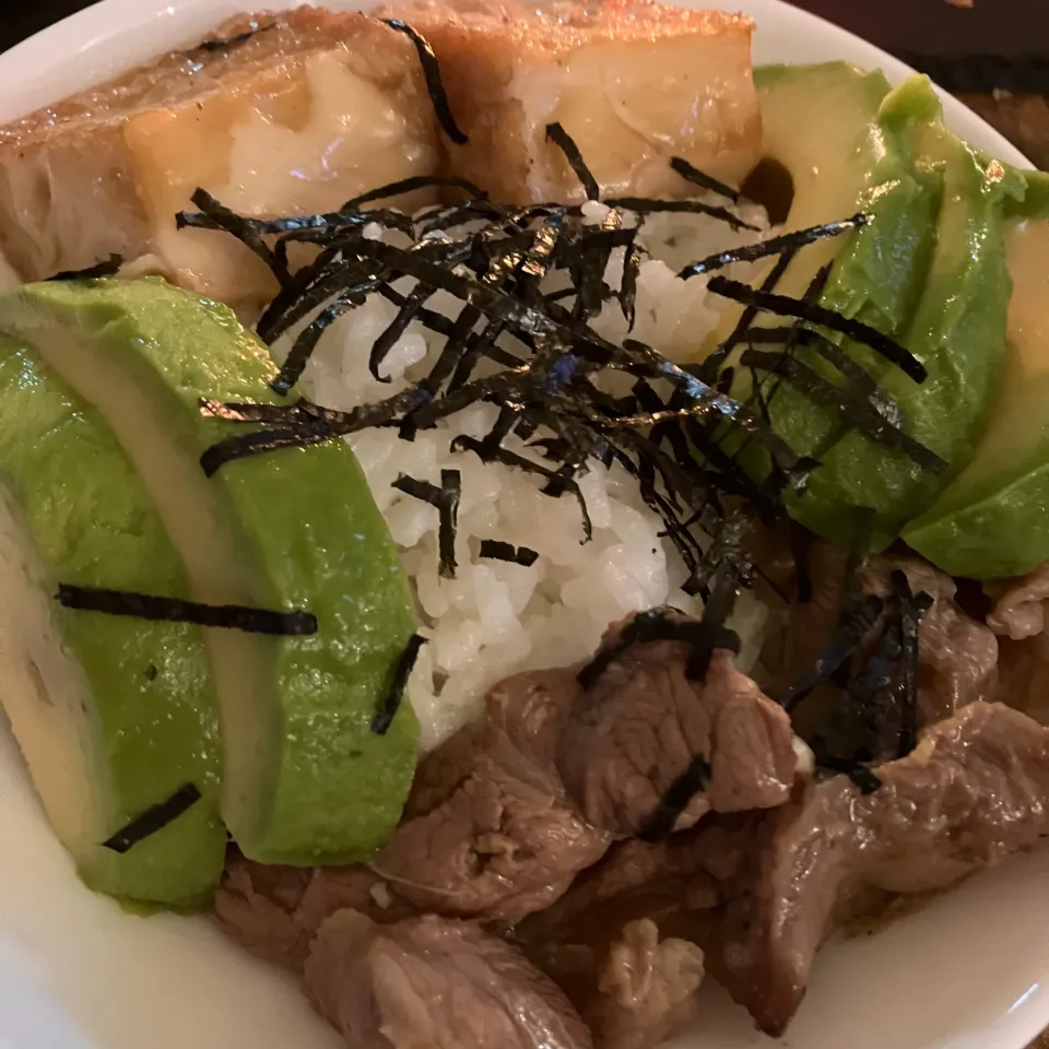 Snapdishの料理写真:アボカド厚揚げ牛すじ丼|Atsuko Munakataさん