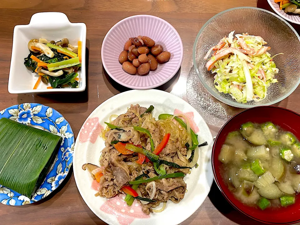 頂いた笹寿司　チャプチェ　なすとオクラの味噌汁　カニかまの無限キャベツ　煮豆　三色ナムル|おさむん17さん