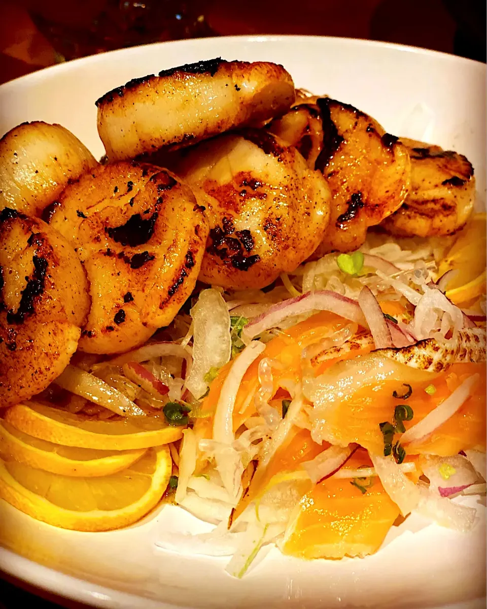 Dinner ! Dinner ! 
Pan Seared fresh Scallops in Butter & Garlic with a fresh Salmon vinaigrette is onion salad 
Stir fried rice with Egg , Pork, Chives 
#scallo|Emanuel Hayashiさん