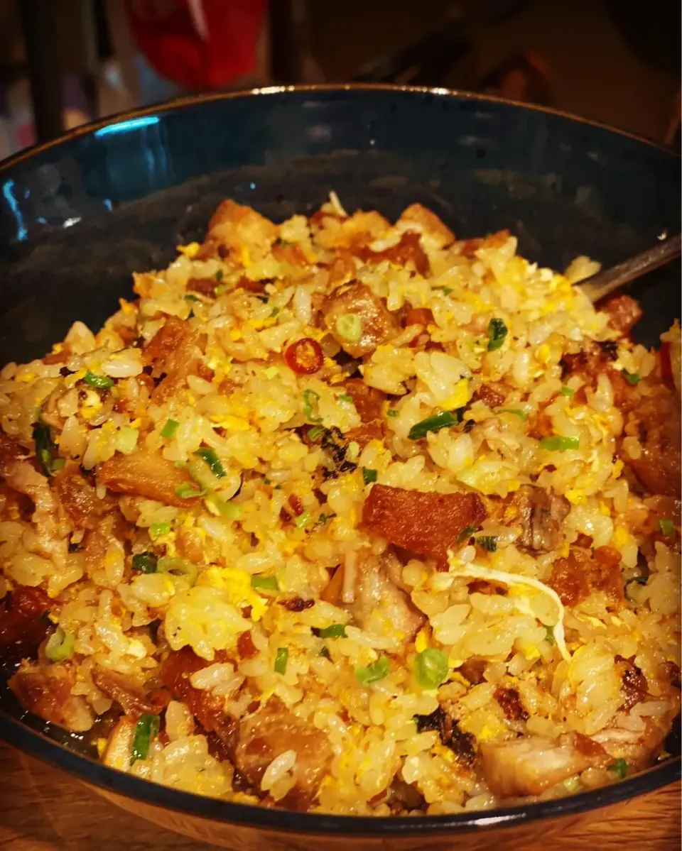 Dinner ! Dinner ! 
Pan Seared fresh Scallops in Butter & Garlic with a fresh Salmon vinaigrette is onion salad 
Stir fried rice with Egg , Pork, Chives 
#scallo|Emanuel Hayashiさん