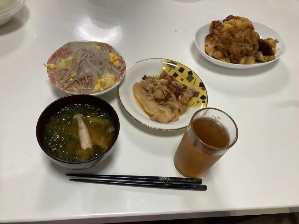 晩御飯☆鶏皮ポン酢☆パンガシウス の煮付け☆酢の物（春雨・炒り卵・ツナ）☆みそ汁（じゃが芋・しめじ・あおさ）|Saharaさん