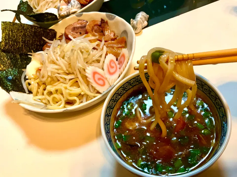 Snapdishの料理写真:お家作った豚骨醤油魚粉入りのつけ麺(熱盛り)手作り炙りチャーシューをトッピング|Takeshi  Nagakiさん