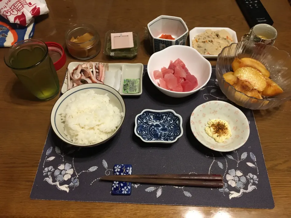 きはだまぐろ・ぶつ切り、そでいか刺身、茹でイカ刺身、めかぶ、卯の花お惣菜、桃(夕飯)|enarinさん