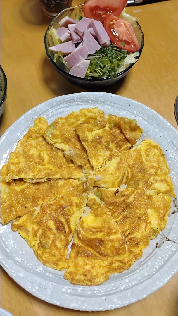 ネギの卵焼きとサラダ|しまだ ちえこさん