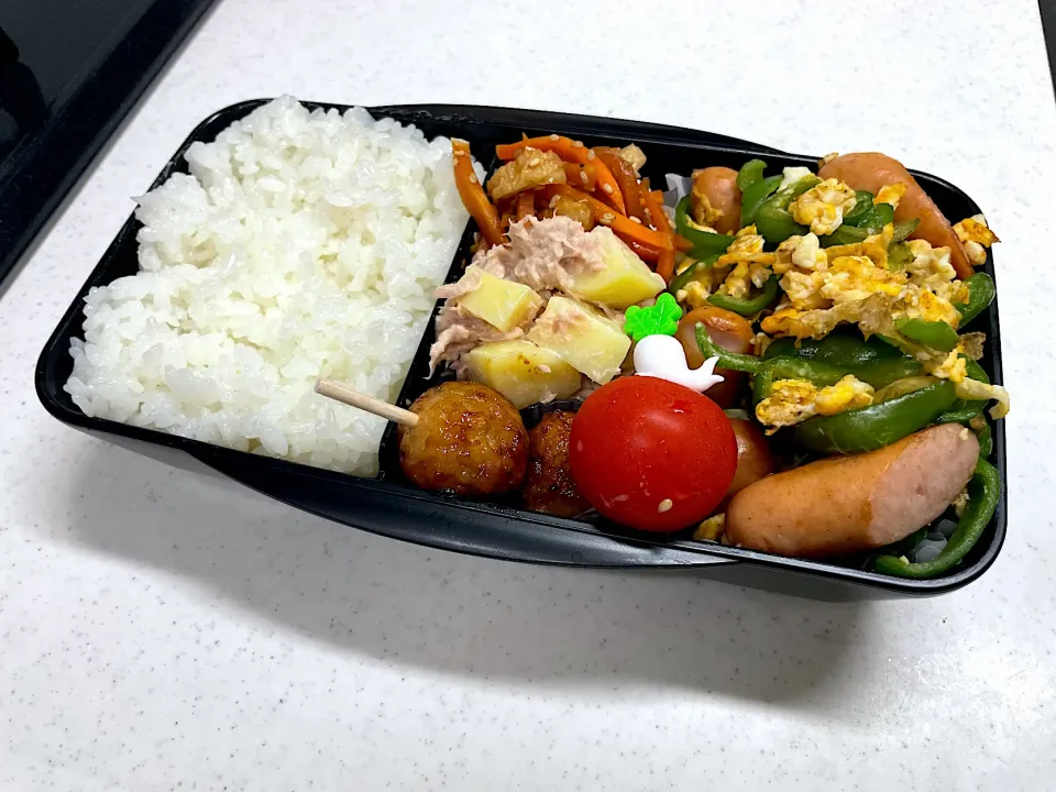 Snapdishの料理写真:8/18 彼氏弁当⁂ピーマンとウインナーの卵炒め弁当|ゆさん