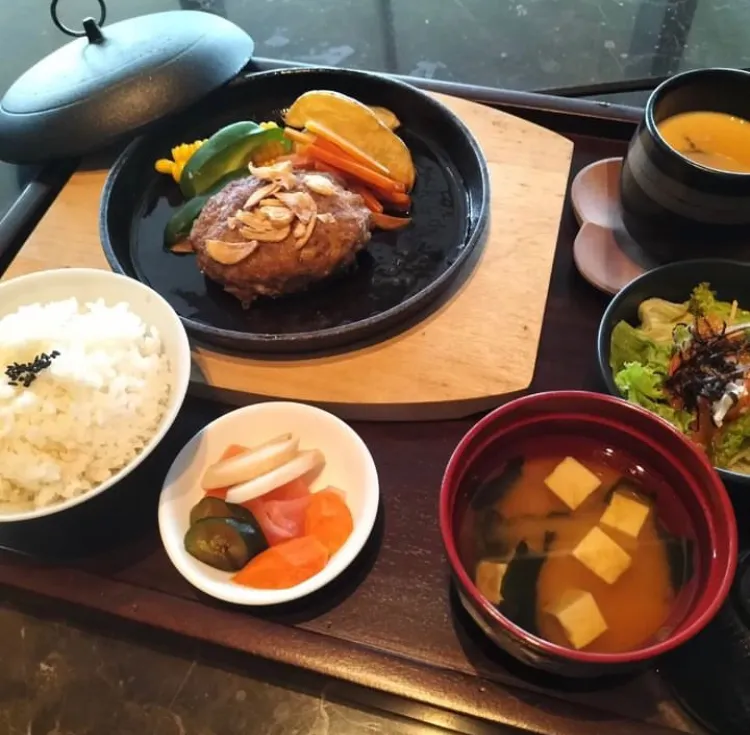 Snapdishの料理写真:ハンバーグ定食、|Toshikazu Kamibeppuさん