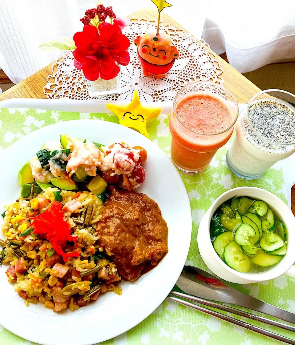 幸せ元気ごはん😀わらび炒飯とスパイスカレー🍛アボカド🥑胡瓜🥒トマト🍅の飯寿司^ - ^食べる点滴です💪胡瓜の冷やしスープ🩷生トマトジュース🍅黒ゴマミルク🥛|HAMI69さん