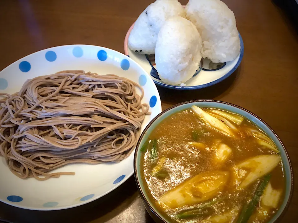 Snapdishの料理写真:2日目のカレーで、ネギだくつけ蕎麦。と、巨大握り飯3つ|masaさん