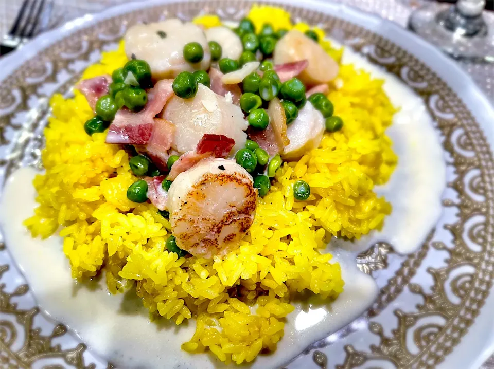 Snapdishの料理写真:Pan seared scallops over saffron rice|Laki Maikaʻiさん