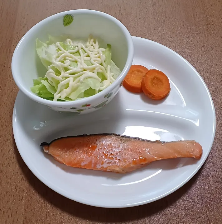 塩鮭
レタスサラダ
にんじん
ご飯🍚|ナナさん