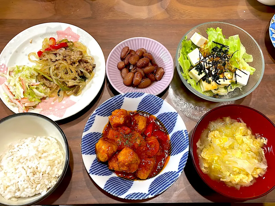 ミートボールの野菜ジュース煮　キャベツとかき玉の味噌汁　豆腐サラダ　煮豆　残り物チャプチェ　キャベツとカニかまのツナマヨサラダ|おさむん17さん