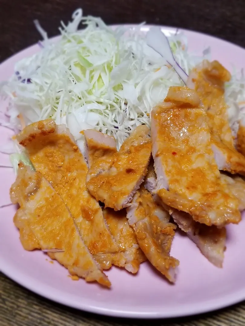 Snapdishの料理写真:パパ焼き👨豚ロースのネギ味噌漬け|ぱんだのままんさん