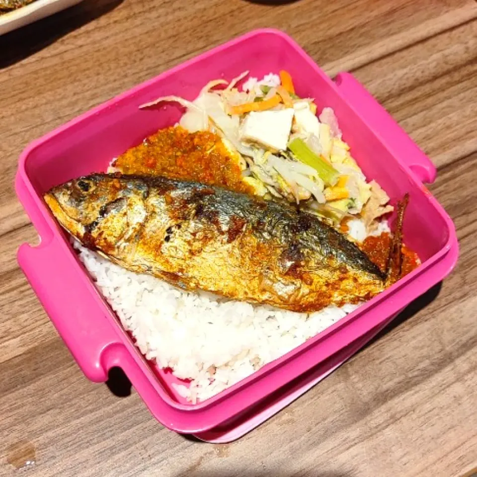 Mix Rice
- Fried Fish
- Mix Veggies with Coconut Milk
- Sambal Belacan|simatasepetさん