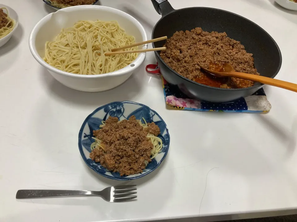 バタバタ晩御飯☆ミートソースパスタ。セルフおかわりスタイル。思ってたより余らず🤣|Saharaさん