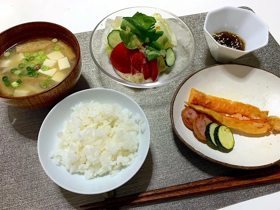 ばんごはん。鮭のハラミ焼き、もずく酢、サラダ、お味噌汁。|yukiさん