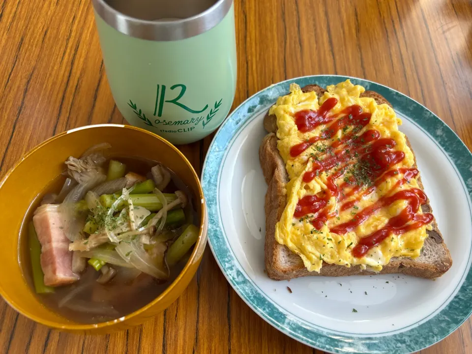 胡桃食パンオムレツのせ、コンソメスープ|marronさん