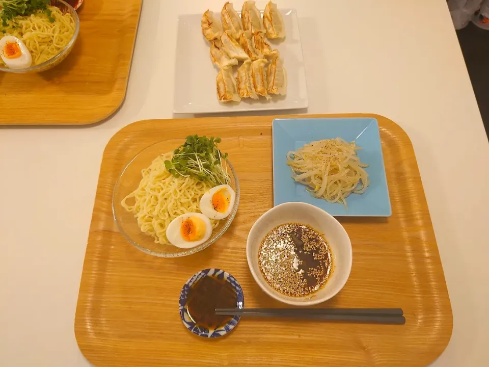 Snapdishの料理写真:今日の昼食　ざる麺、宇都宮まさし冷凍餃子|pinknari🐰🌈さん