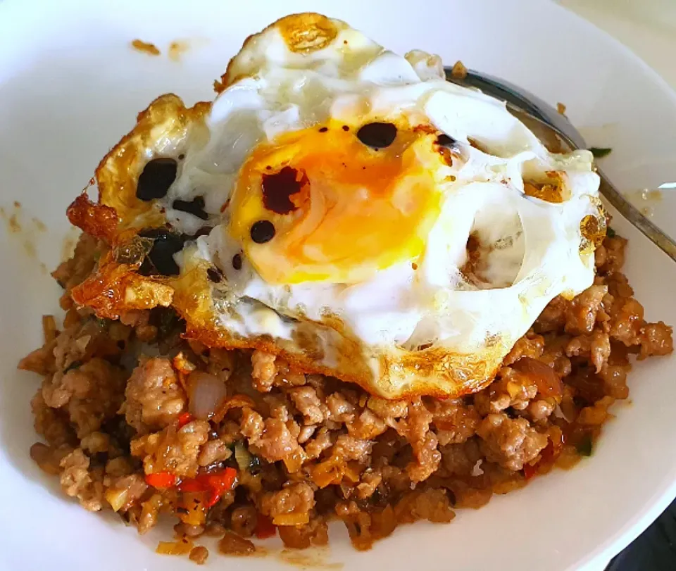 spicy minced pork with garlic + shallots + chilli padi + fried egg + rice 🍚 ♡ 😋|🌷lynnlicious🌷さん