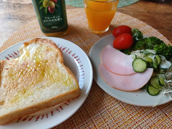 遅い昼食、オリーブオイルかけすぎトースト|ぱいんてーるさん