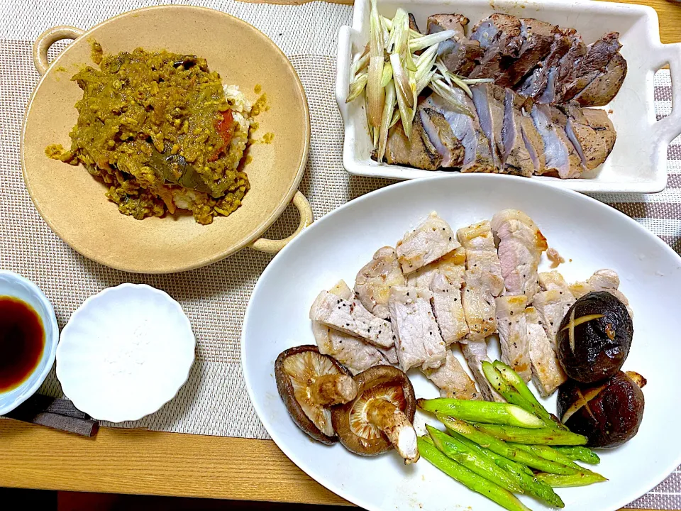 鰹のタタキ🐟、ポークソテー🐖、アスパラとしいたけソテー🍄、カレー🍛|1614さん