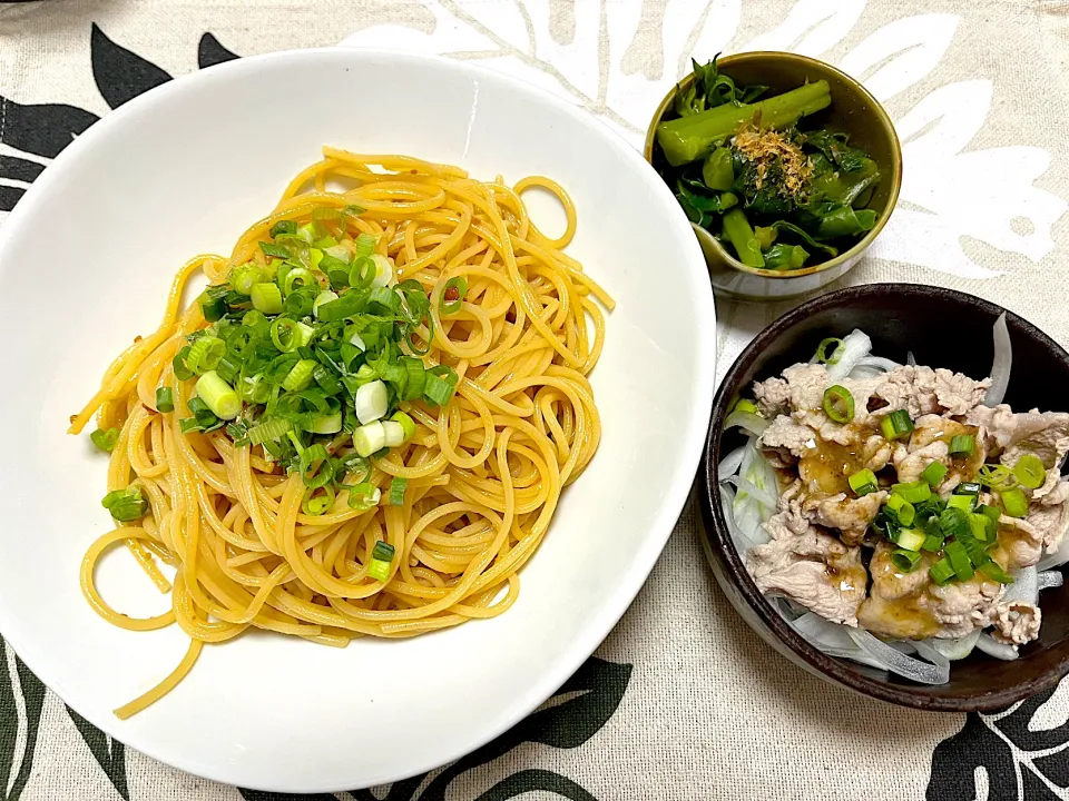 柚子醤油パスタ、豚しゃぶと玉ねぎの胡麻ポン酢和え、つる紫のおひたし|jackybeanさん