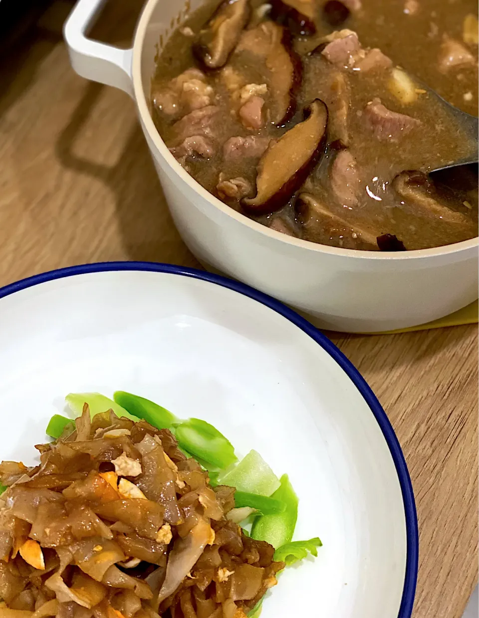 Snapdishの料理写真:Stried fried noodle with pork in gravy sauce|Lamonrockyさん